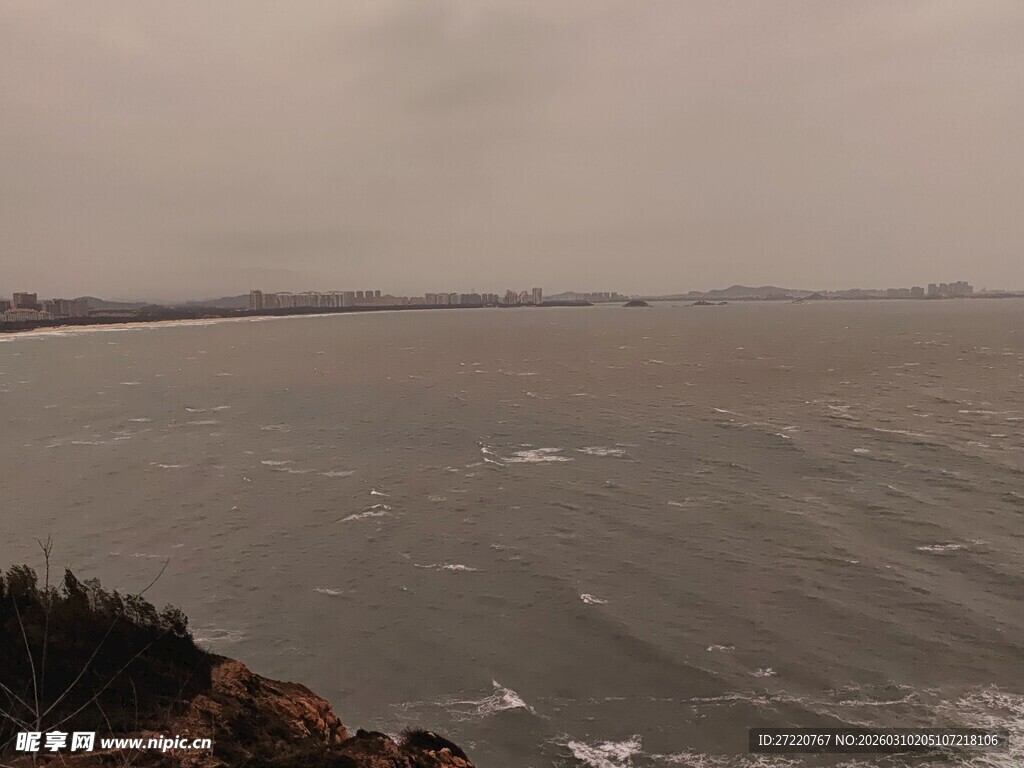 海边阴沉天色下的辽阔水域
