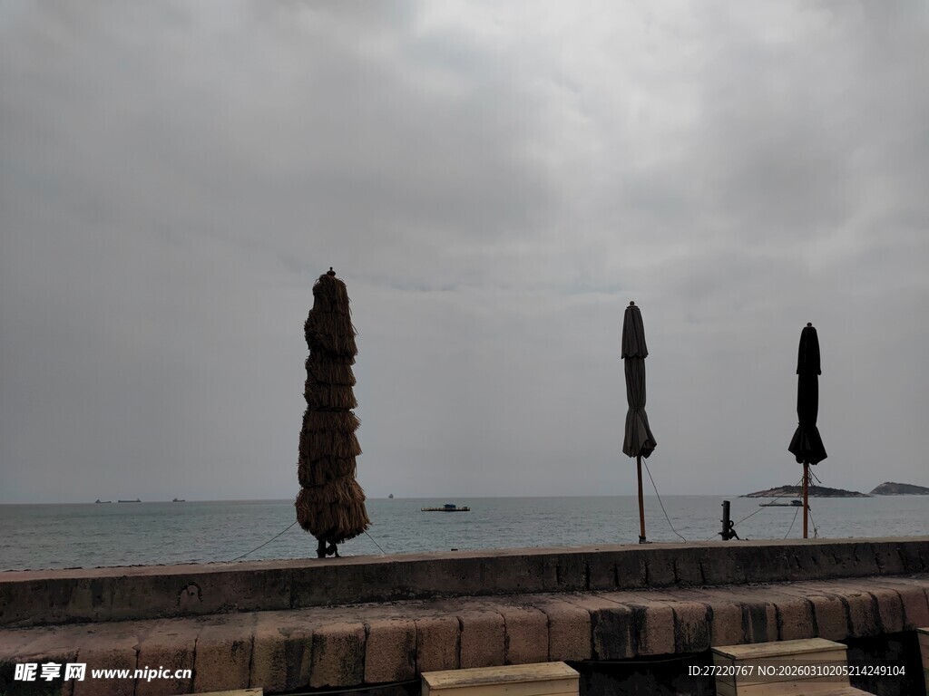 海边阴天的折叠遮阳伞