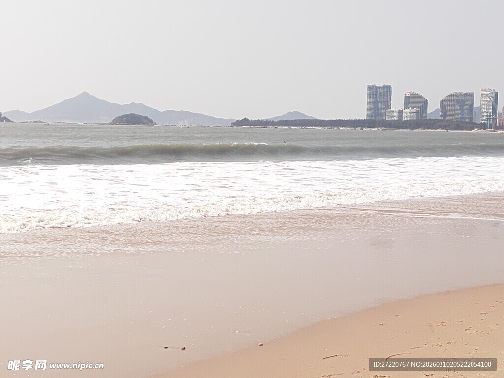 海滨风光 城市与海浪相映