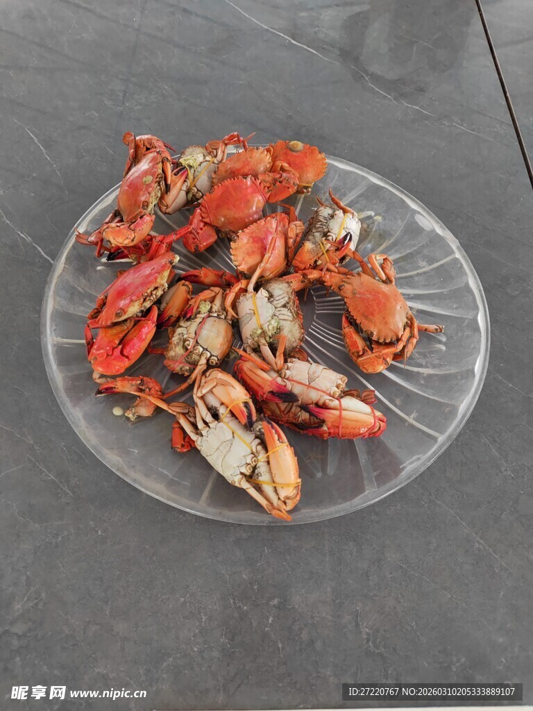 透明盘里的新鲜螃蟹