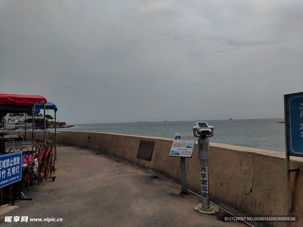 海边观景台的休闲场景