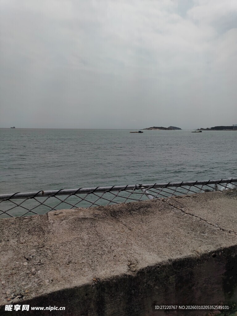 海边岸堤 阴沉天色下的海
