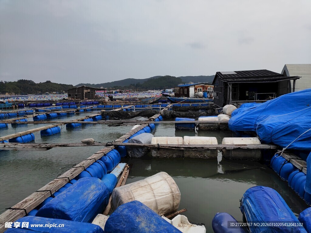 海上蓝色养殖浮排景观