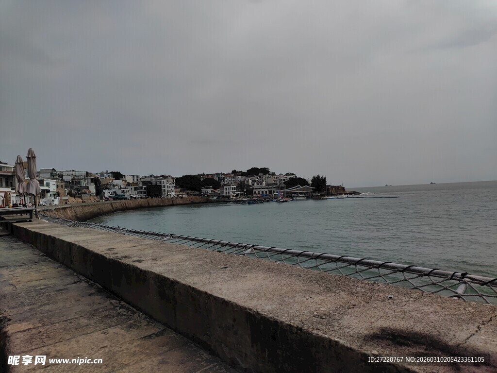 海边长堤 阴天下的宁静景致