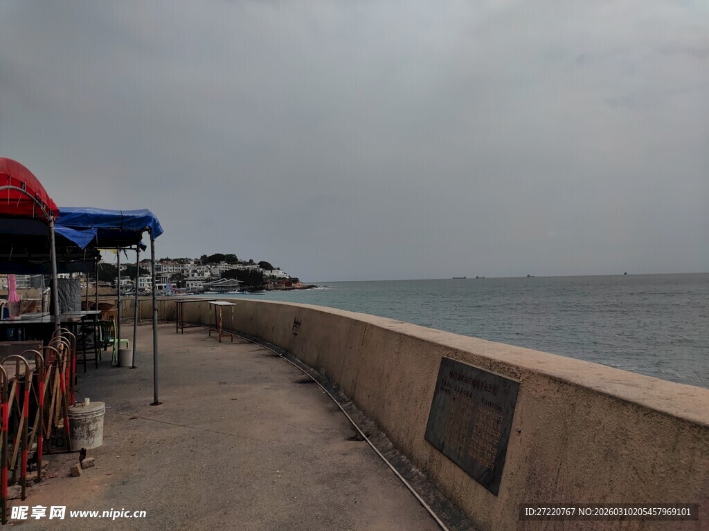 海边步道的休闲场景