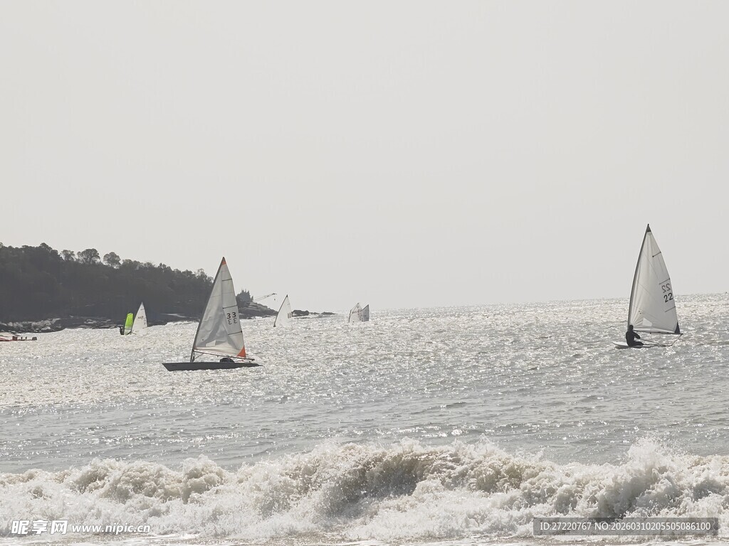 海上帆船破浪前行