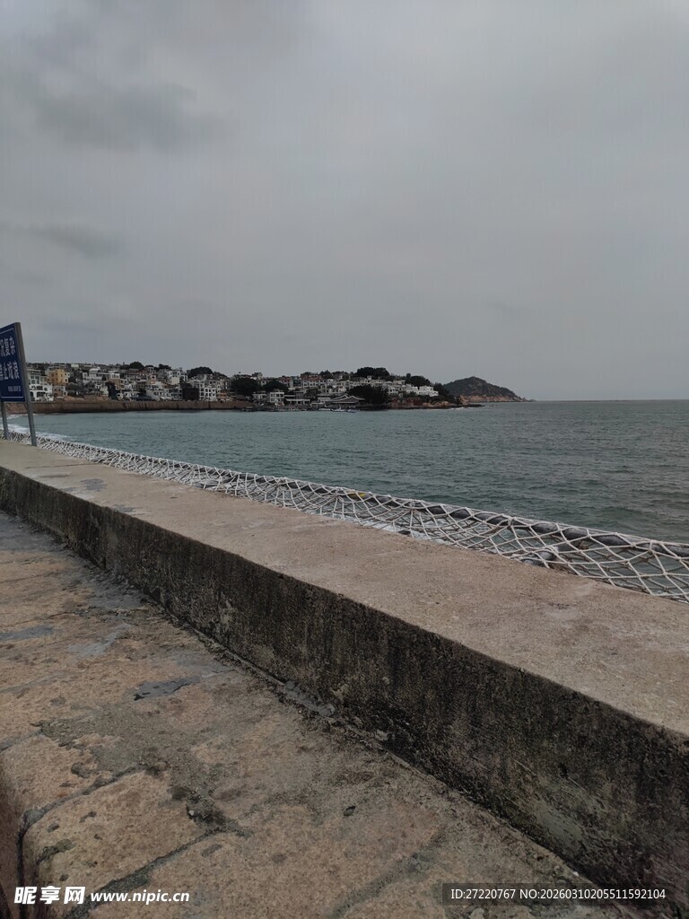 海边长堤 阴天下的宁静景致
