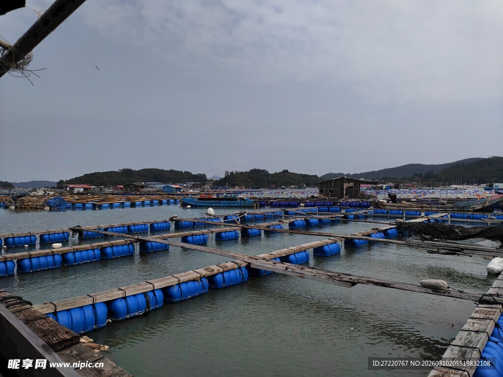 海上蓝色养殖浮排景观