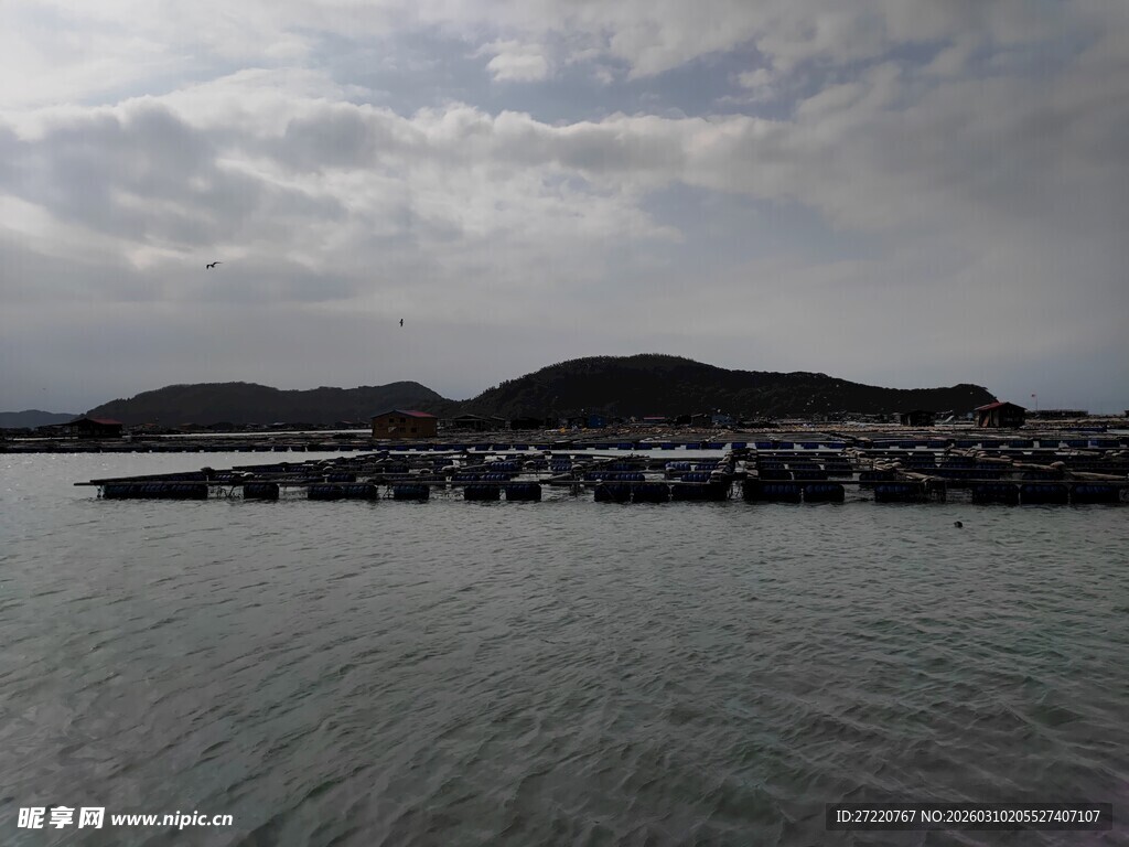 海边码头与远山风景