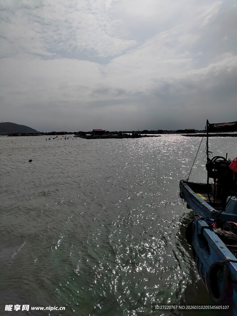 海上船只与阴沉天空景象