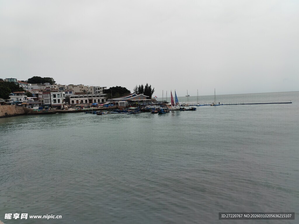 海滨小镇的宁静港湾