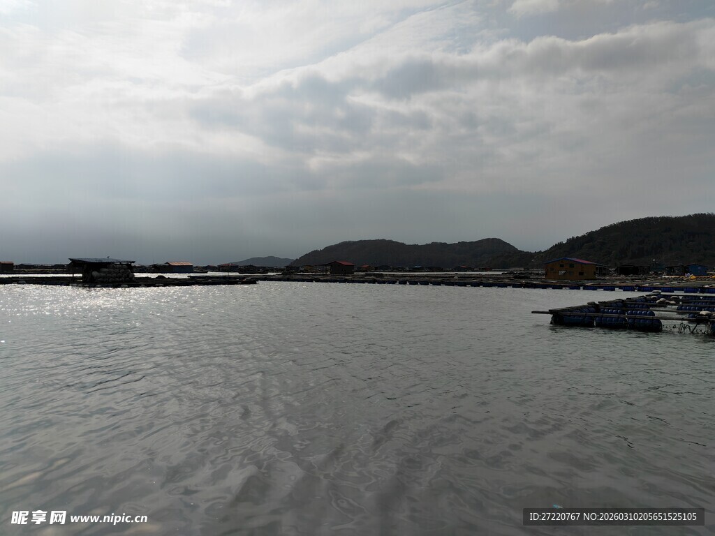 宁静湖面与远处山峦