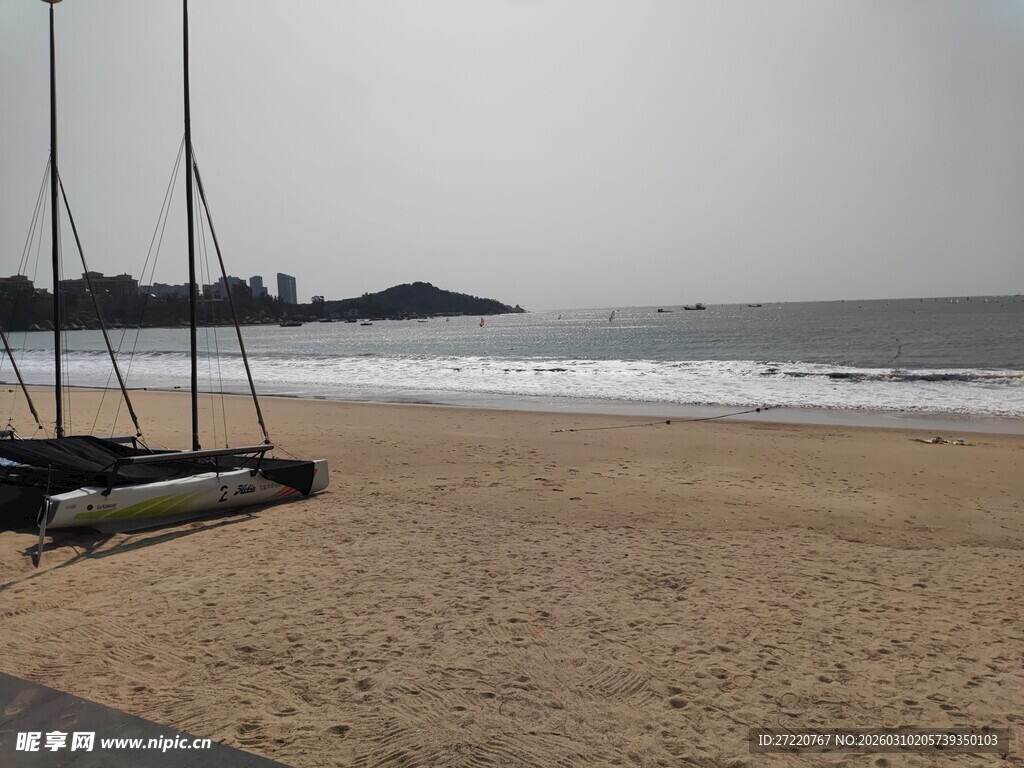 宁静沙滩上的几艘帆船