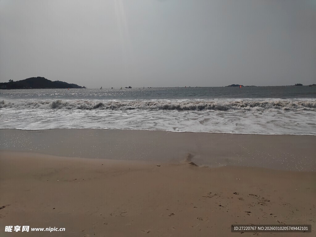 宁静沙滩 海浪轻拍海岸线