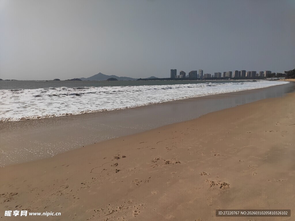 海边沙滩 海浪轻拍景象