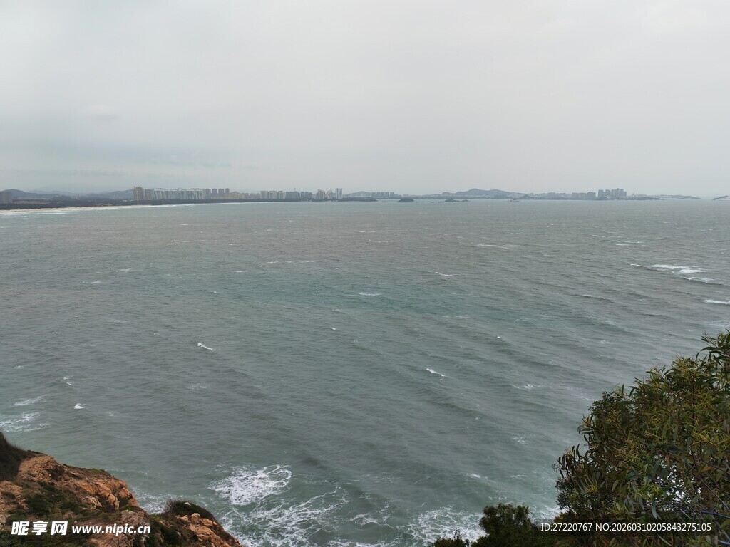 海边景致 海浪与绿植相伴