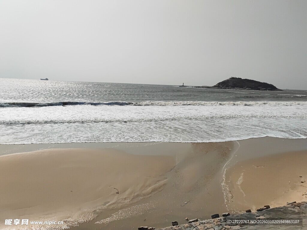 宁静沙滩与海浪的美丽景致