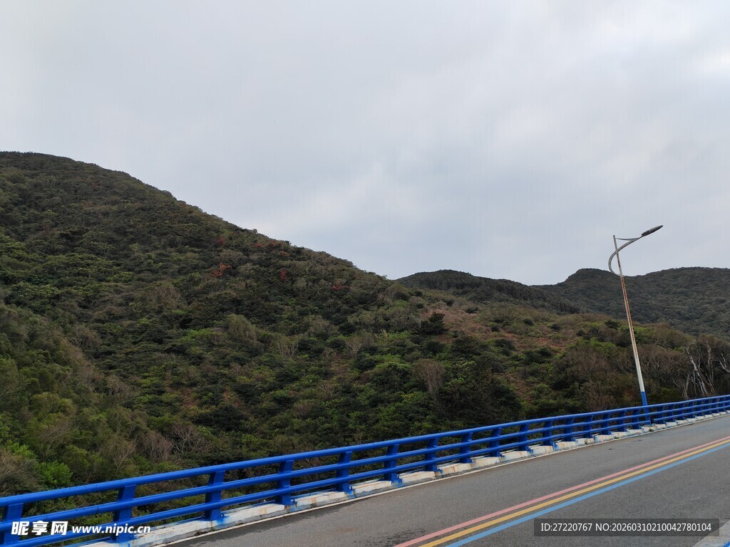 山间蓝栏公路风景