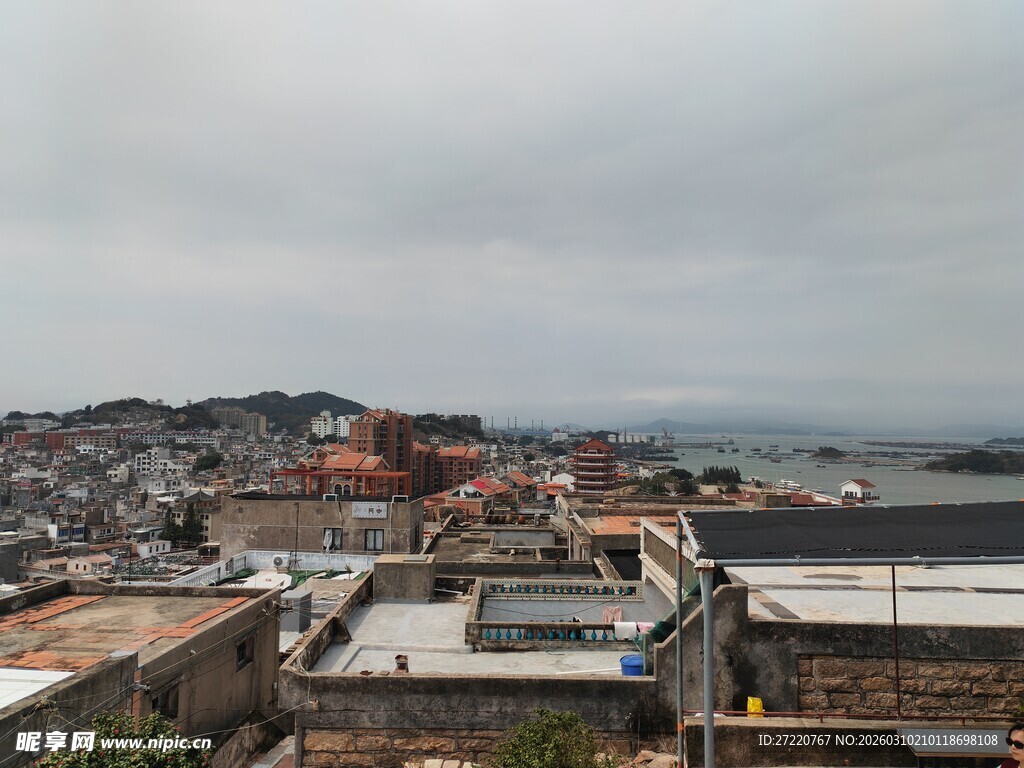 城市屋顶景观与远处海景