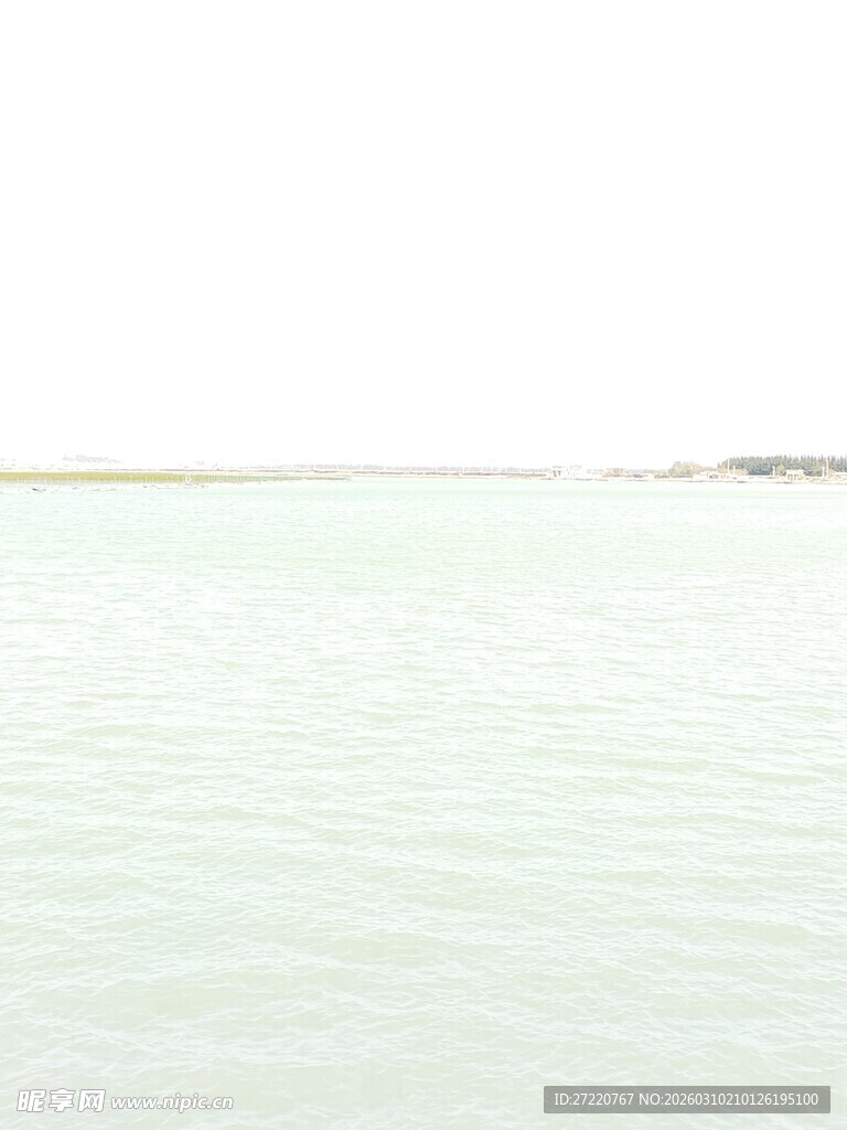 平静湖面 远方小岛隐约