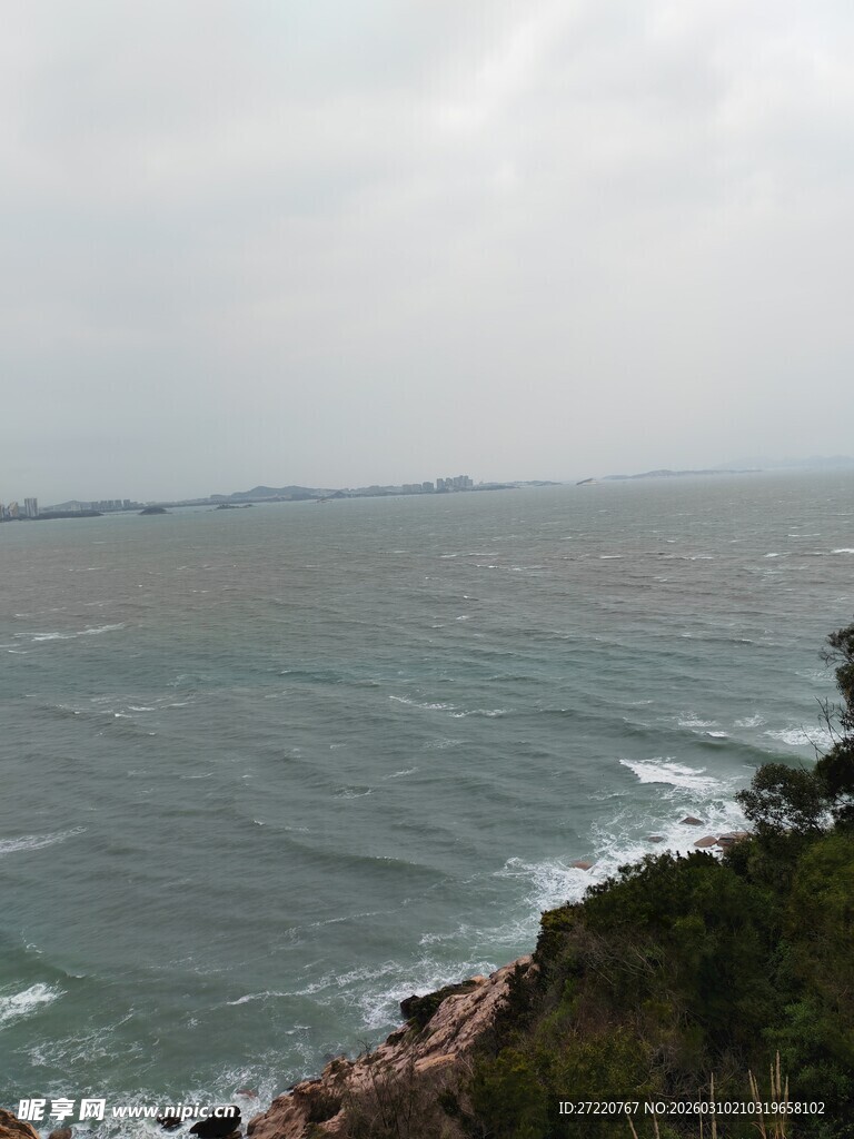 海岸风光 波涛与绿植相映