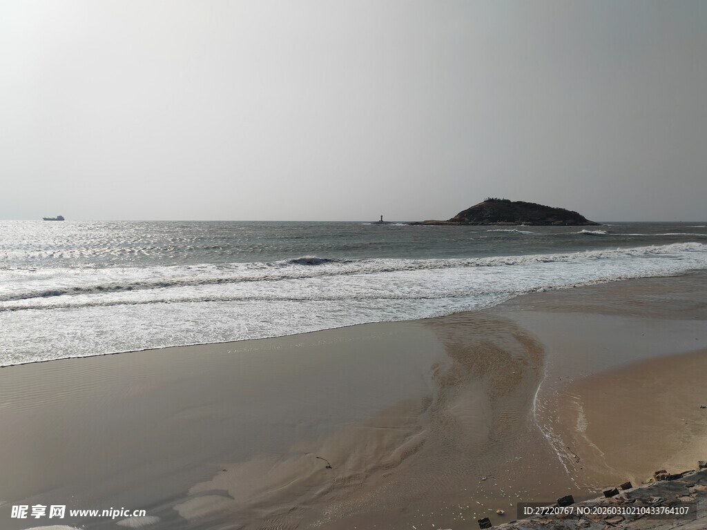 宁静海滩 海浪轻拍沙滩