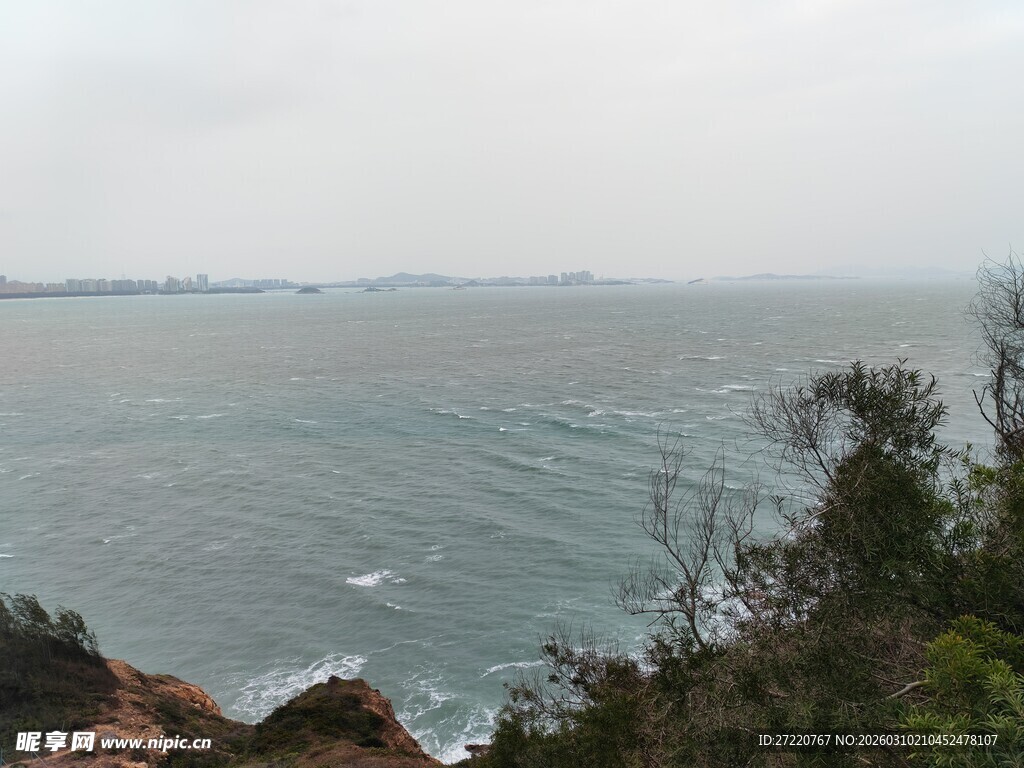 海岸边的壮阔海景
