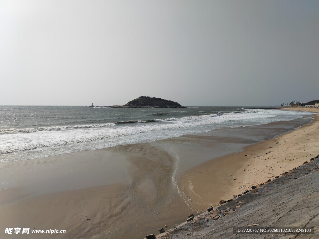 宁静海滩与远处孤岛