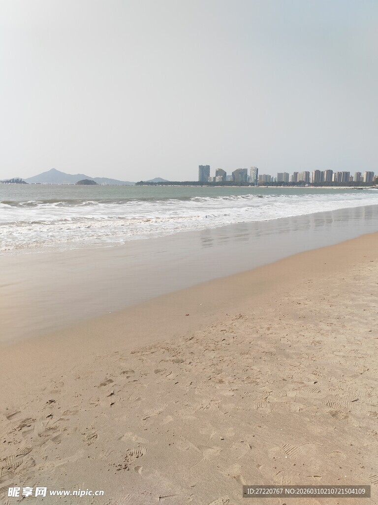 宁静海滨沙滩景色