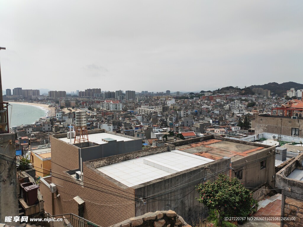 俯瞰城市与水域景观