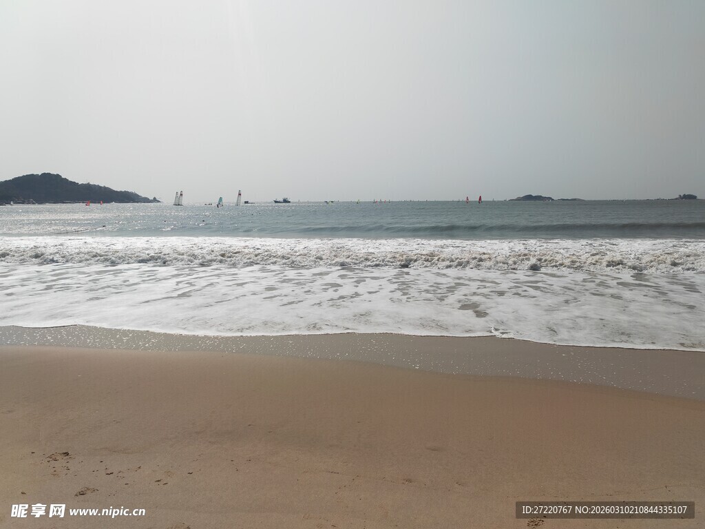 宁静海滩 海浪轻拍沙滩