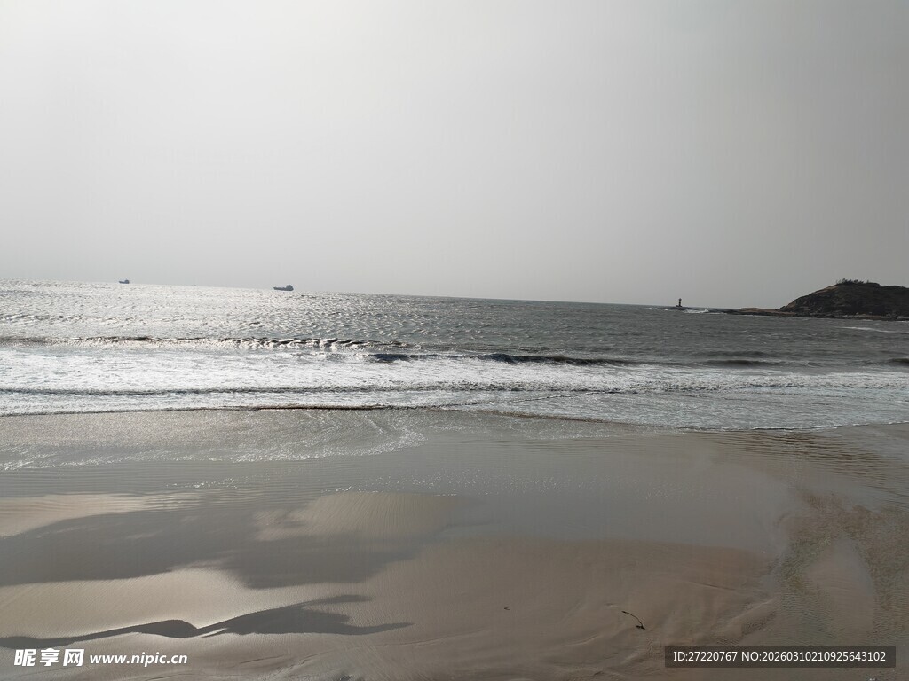 宁静海滩 海浪轻拍沙滩