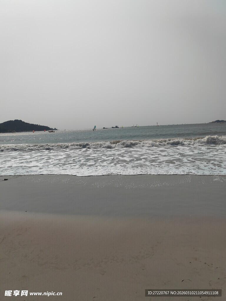 海边沙滩 海浪轻拍景象