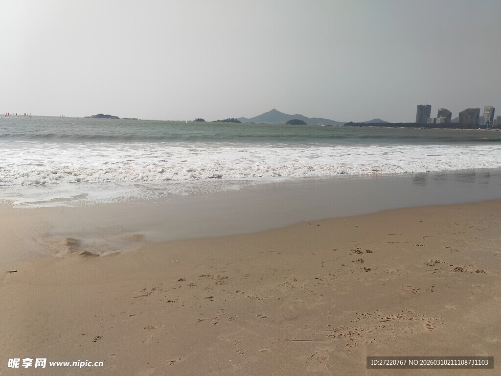 宁静沙滩与海浪的美丽景致