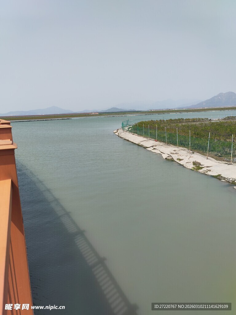 俯瞰水域与岸边景观