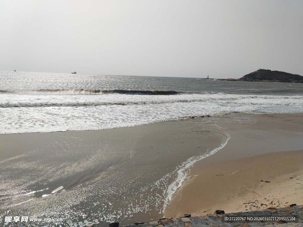 宁静海滩 海浪轻拍沙岸