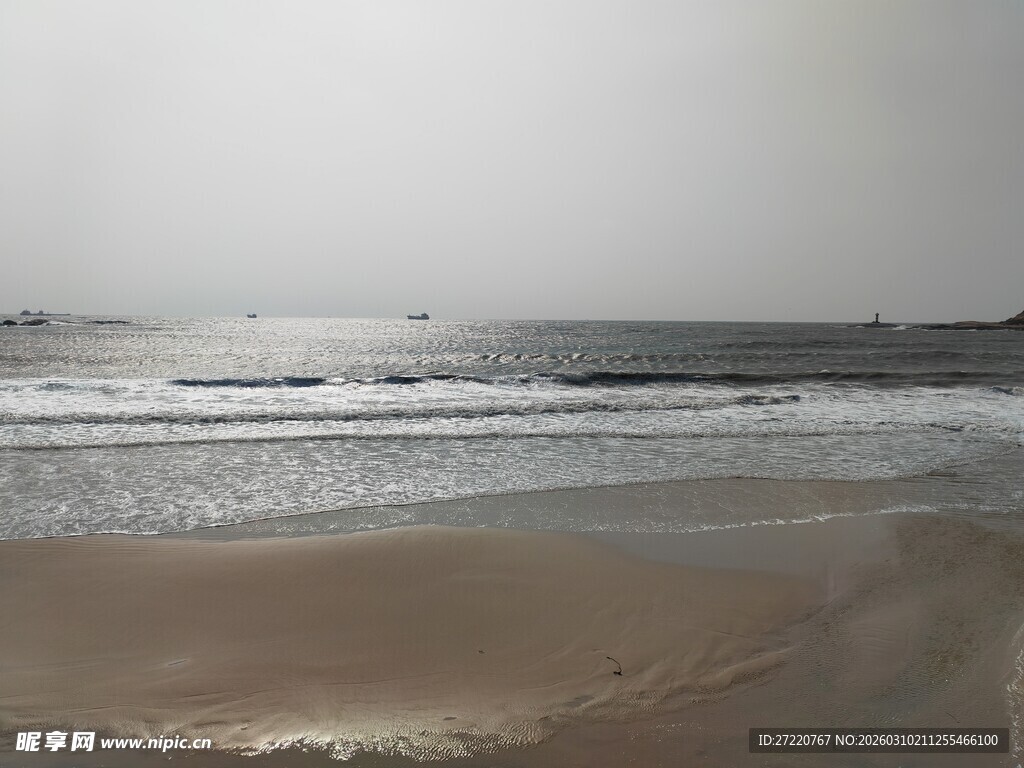 宁静海边沙滩景色