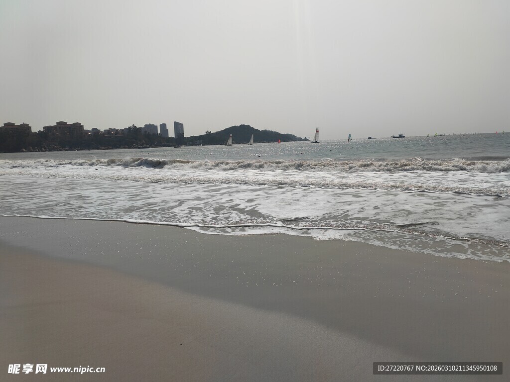 宁静海滩海浪轻拍海岸线