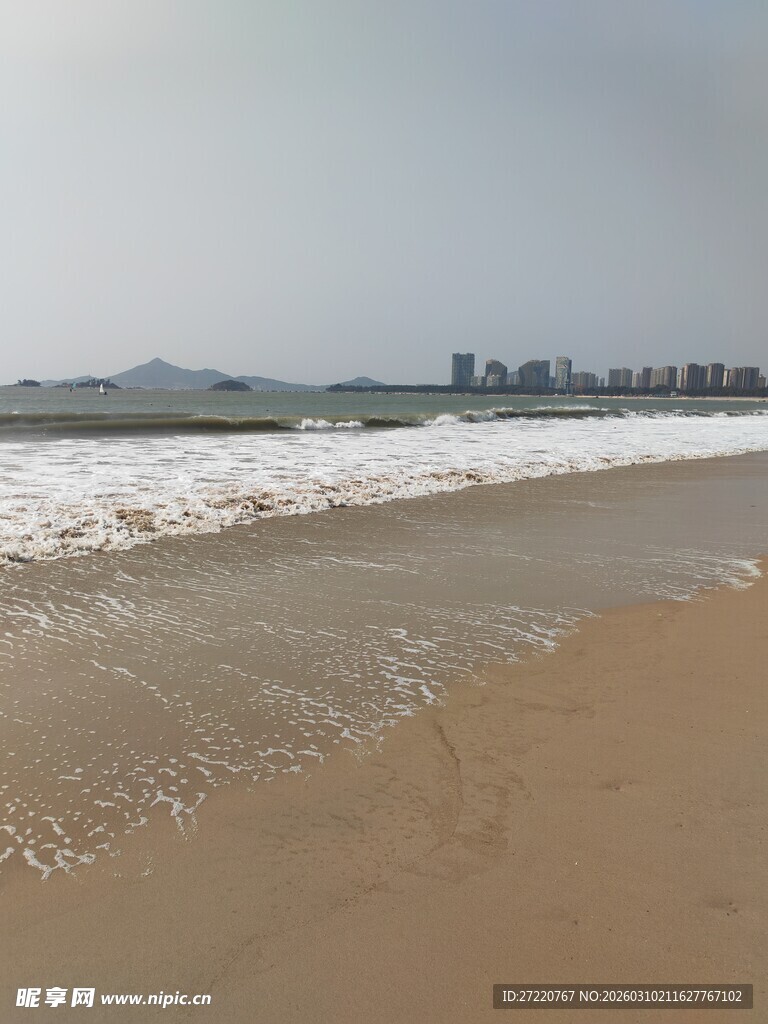 海边沙滩 海浪轻拍岸边