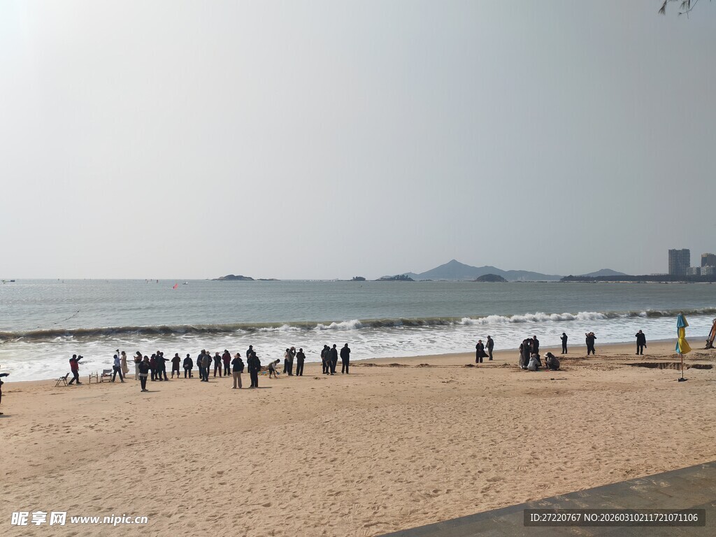 热闹的海滨沙滩场景