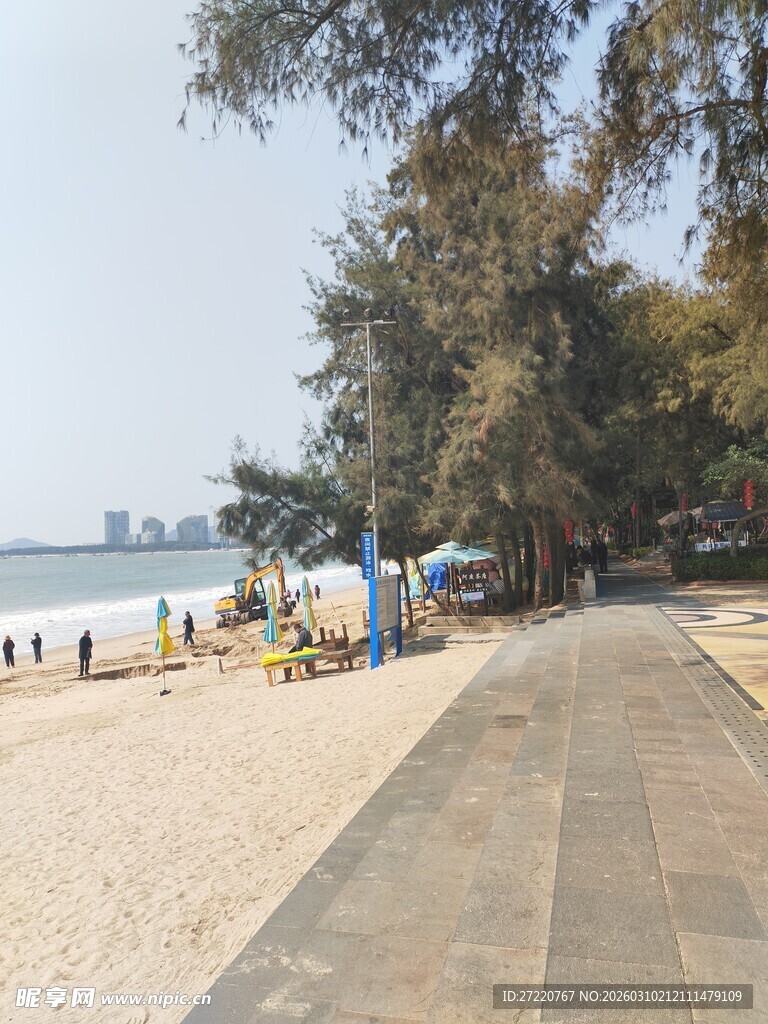 海滨步道旁的休闲沙滩