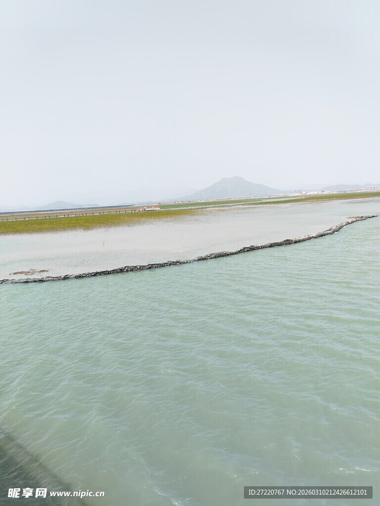 清澈水域与岸边景致