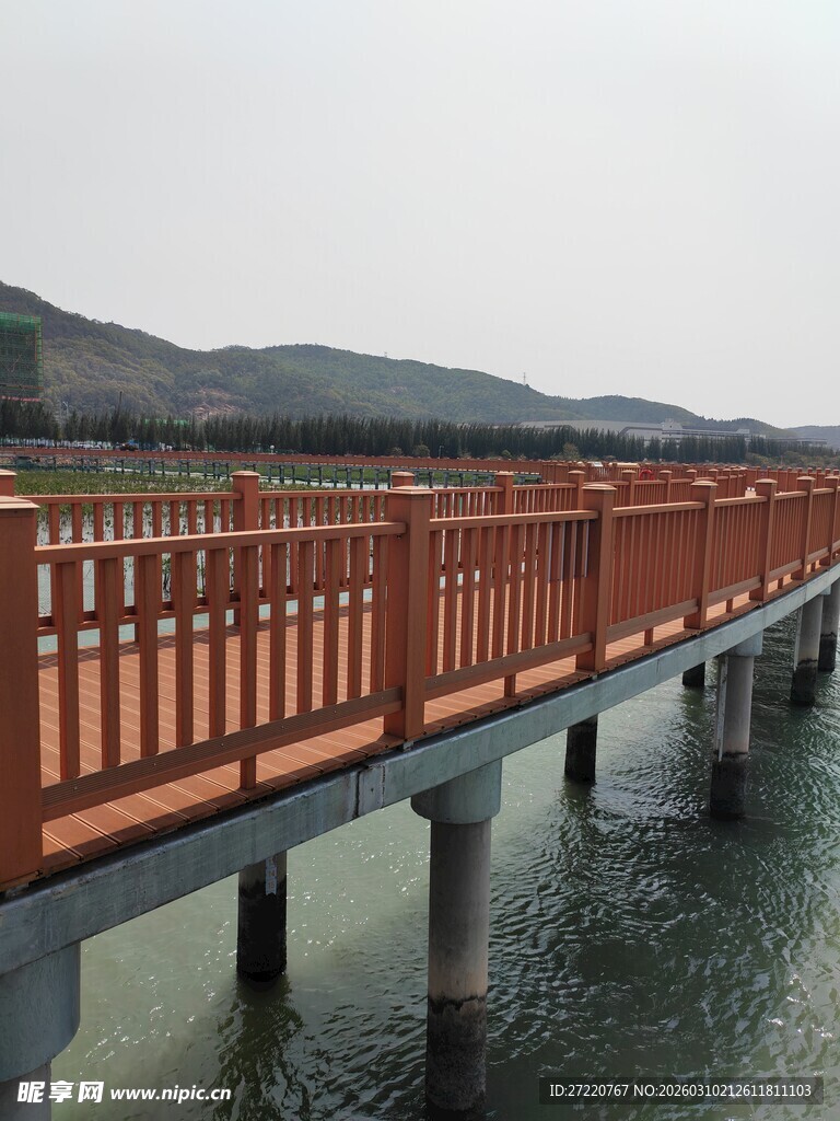 水上木质栈道景观