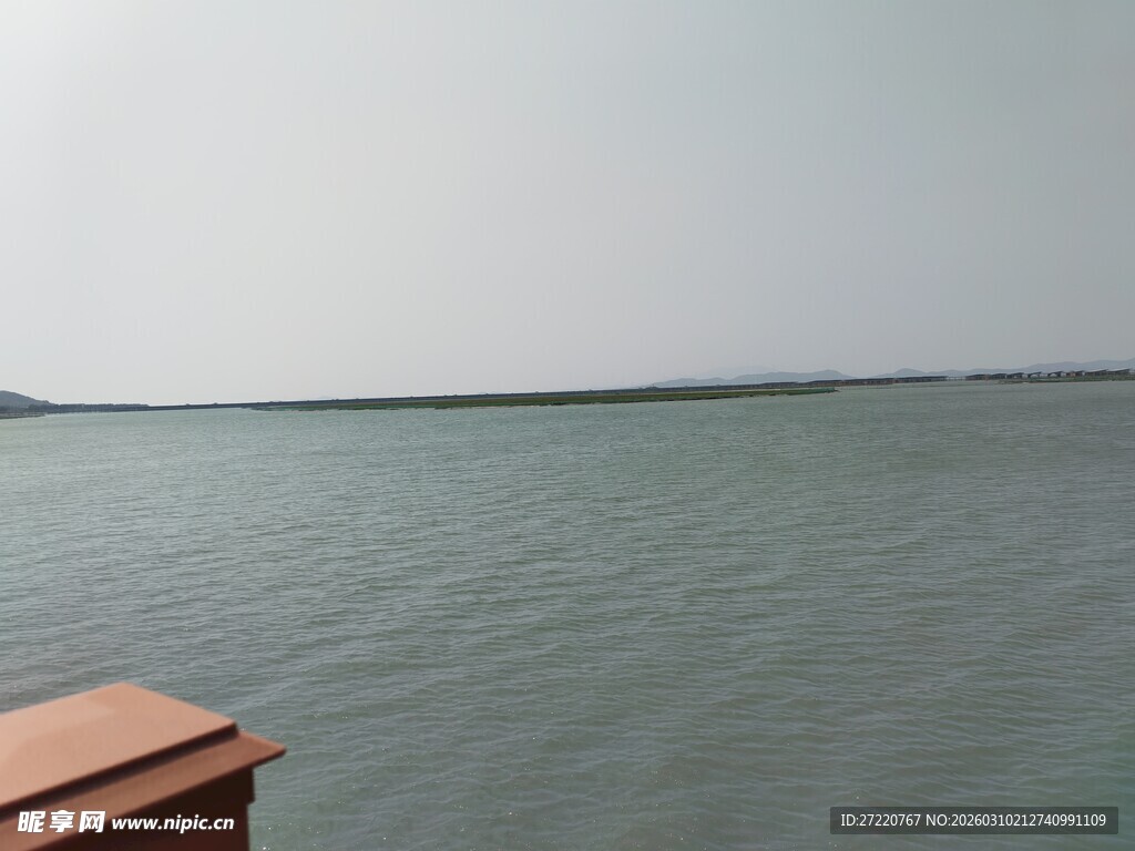 俯瞰平静广阔的水域景色