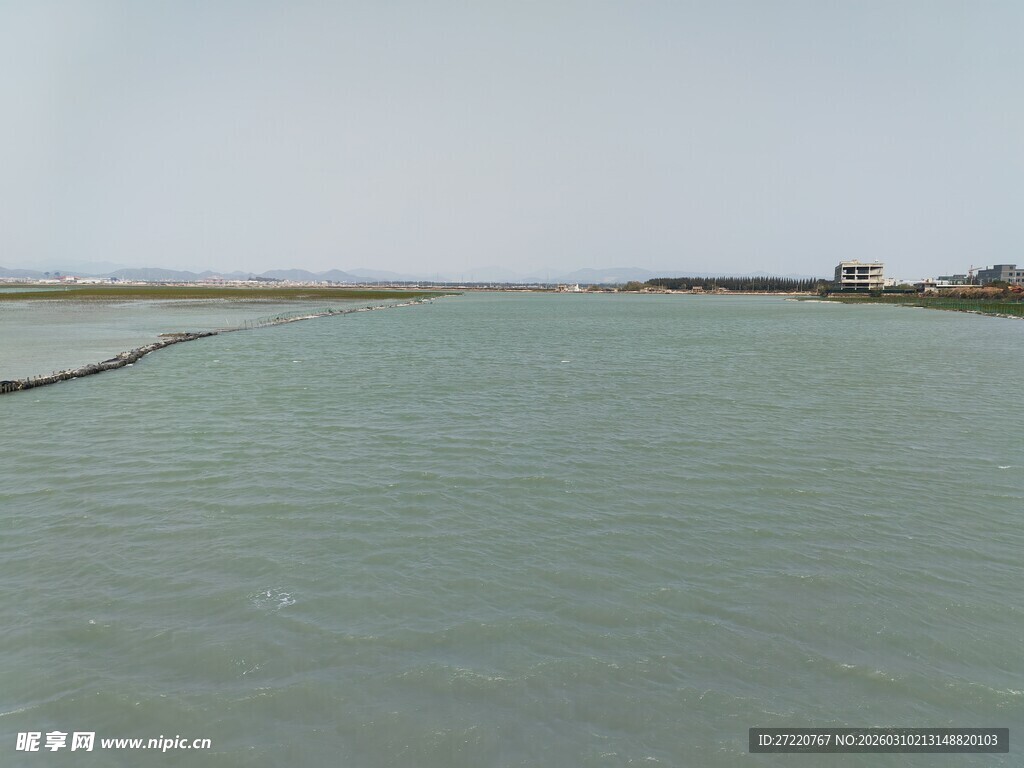 平静宽阔的水域风光