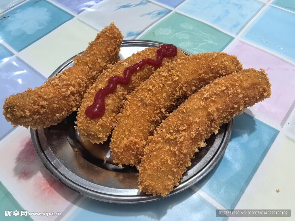 香脆炸物摆于盘上