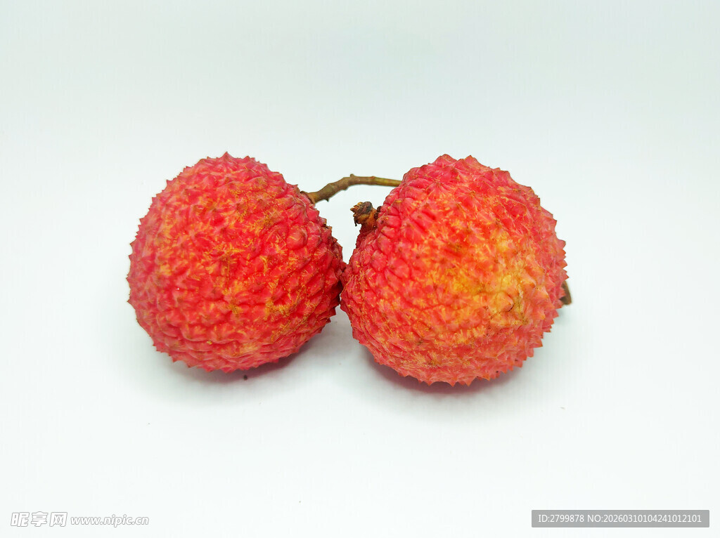 两个新鲜饱满的红荔枝