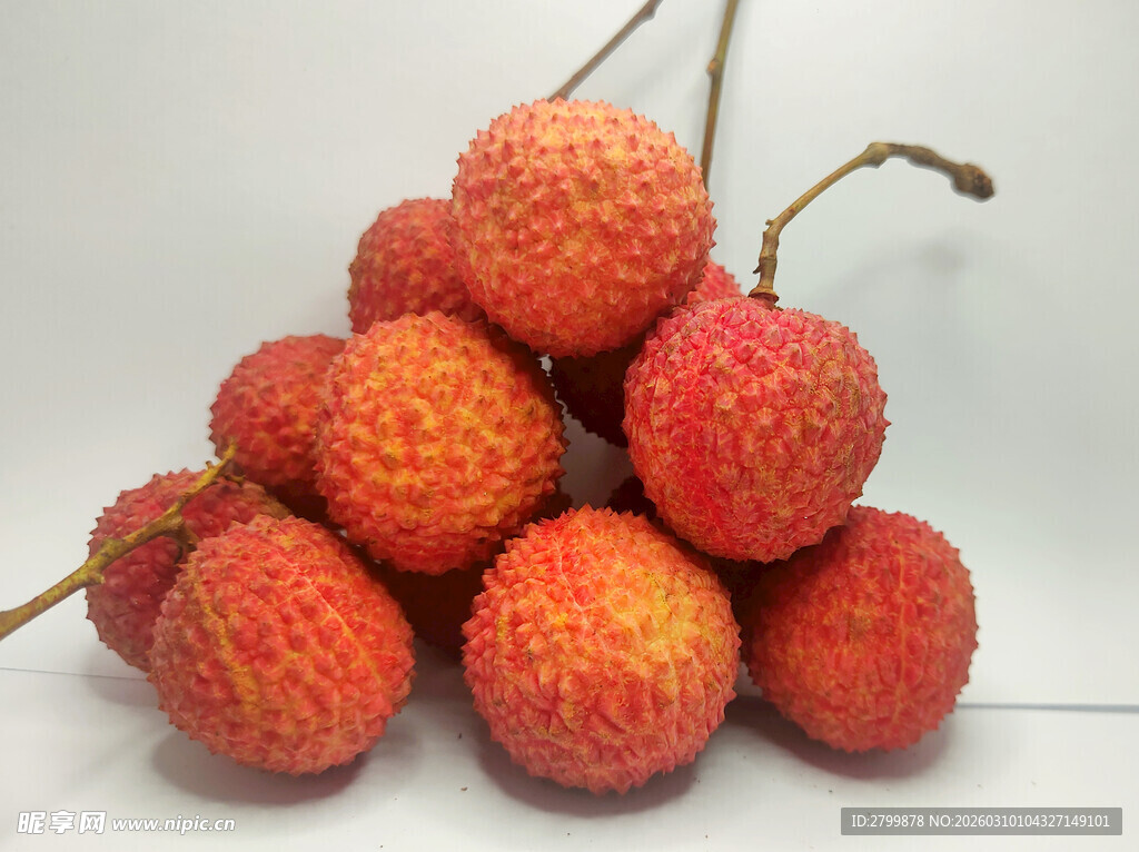 新鲜饱满的荔枝堆叠