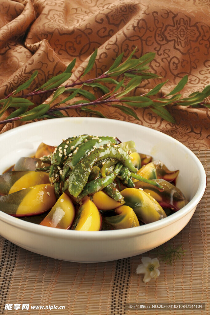 虎皮尖椒拌皮蛋