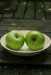 白盘上的两颗青苹果